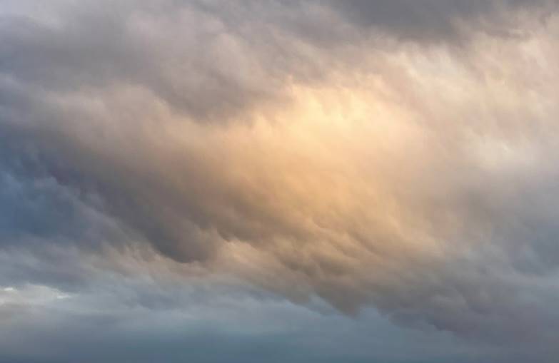 Ein Bild, das draußen, bewölkt, Wolken, Natur enthält.

Automatisch generierte Beschreibung