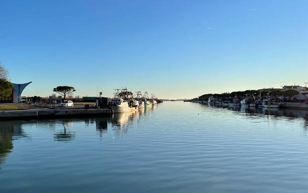 Ein Bild, das Wasser, draußen, Himmel, Boot enthält.
Automatisch generierte Beschreibung