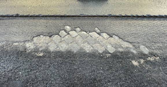 Ein Bild, das Boden, drauen, Asphalt, Loch enthlt.

Automatisch generierte Beschreibung