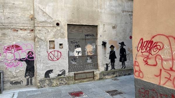 Ein Bild, das Graffiti, Straenkunst, Zeichnung, Kunst enthlt.

Automatisch generierte Beschreibung