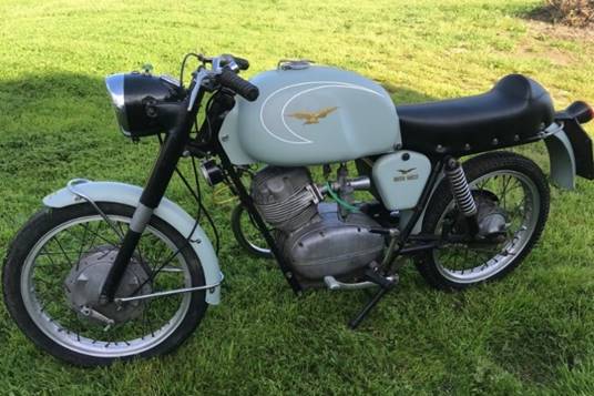 Ein Bild, das Gras, Reifen, Rad, Motorrad enthlt.

Automatisch generierte Beschreibung