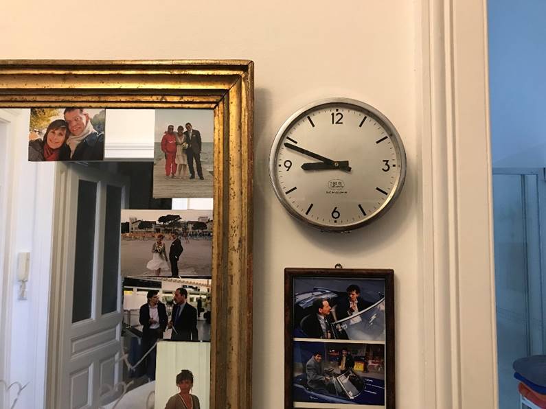 Ein Bild, das Wand, Im Haus, Bilderrahmen, Wanduhr enthlt.

Automatisch generierte Beschreibung