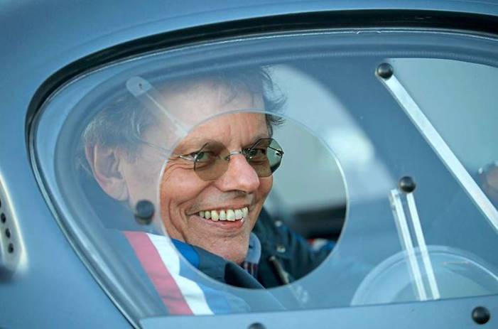 Rainer Rosenberg lacht aus der kleinen Fensterffnung seiner Ginetta.