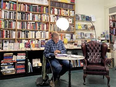 Ein Bild, das Bücherregal, Mobiliar, Im Haus, Szene enthält.
KI-generierte Inhalte können fehlerhaft sein.