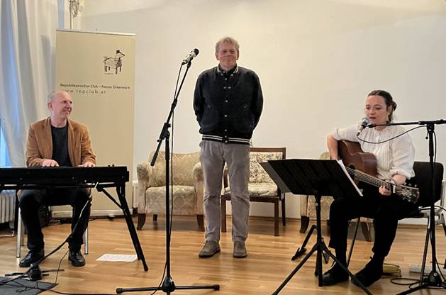 Ein Bild, das Musik, Person, Kleidung, Klavier enthält.
KI-generierte Inhalte können fehlerhaft sein.